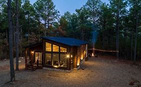 The Blaylock Cabin, 2 King, Hot Tub, Pet Friendly!