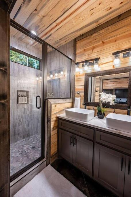 The Blaylock Cabin, 2 King, Hot Tub, Pet Friendly! Broken Bow Exterior photo