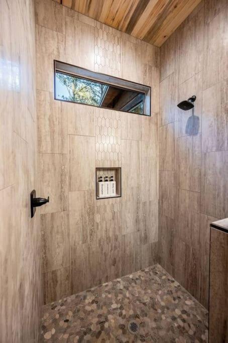 The Blaylock Cabin, 2 King, Hot Tub, Pet Friendly! Broken Bow Exterior photo